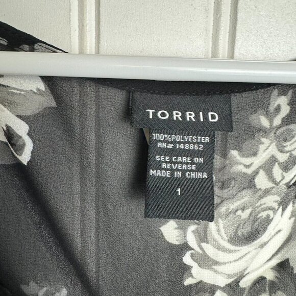 Torrid Black Floral Short Sleeve V-Neck Button Front Top Semi Sheer 1X E5 - Picture 3 of 6